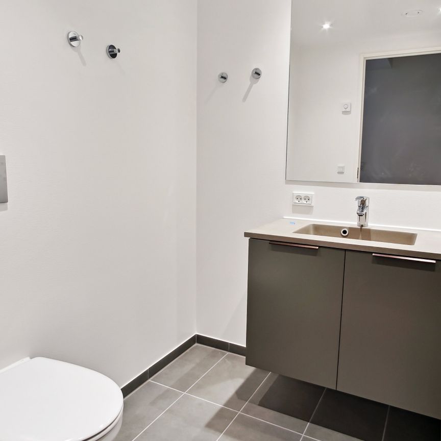 Stor og lys 2-værelses lejlighed med god, egen terrasse og tæt på offentlig transport - Photo 1