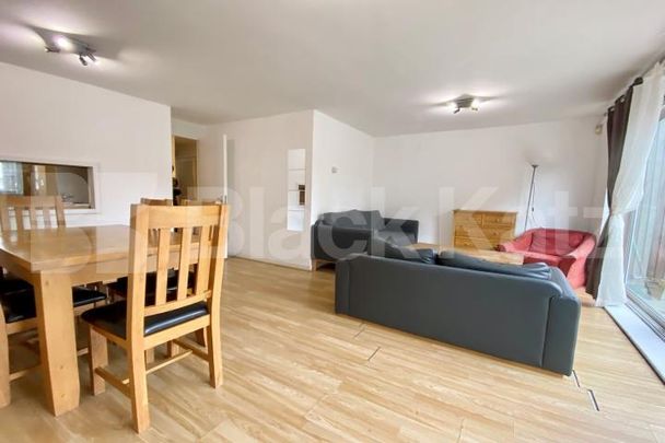 Boasting 1050 sq. ft. of living & entertaining space & sun filled roof terrace - Photo 1