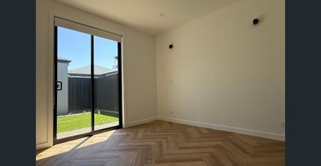 Bright and Spacious - Photo 3