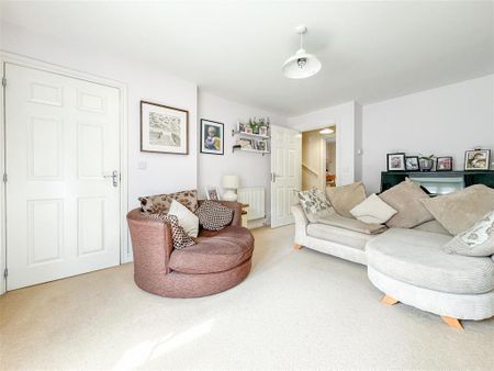 3 bedroom end of terrace house to rent - Photo 3