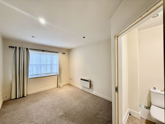 Ground floor 2-bed apartment with separate lounge, fitted kitchen, bathroom with 3-piece suite, and en-suite to master. Next to Rolls Royce, bus route to city centre, easy access to A38, A50, M1. EPC B, Council Tax Band B. Available from 15.11.2025. Must be viewed. - Photo 1