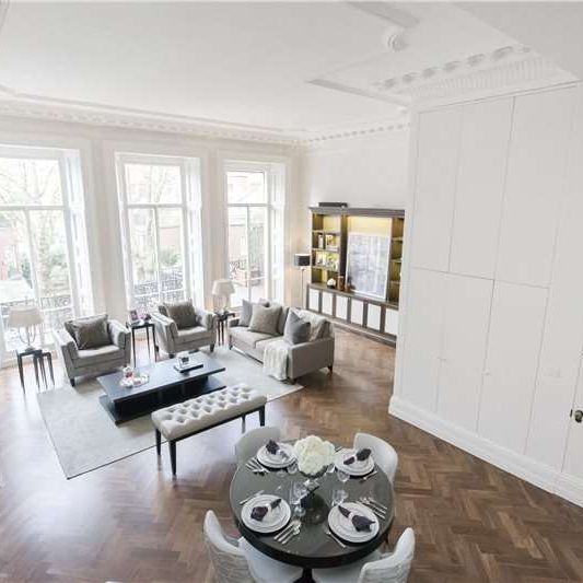 Stunning first floor three bedroom flat beautifully finished to retain the elegance and character of this period building. - Photo 1