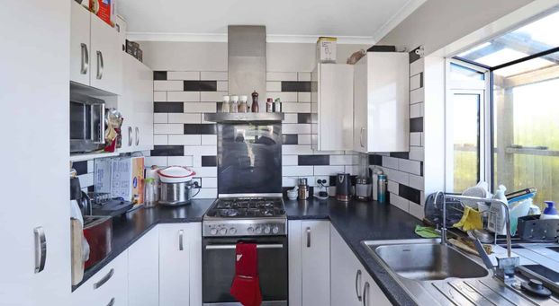 Tidy Four- Bedroom Home. - Photo 1