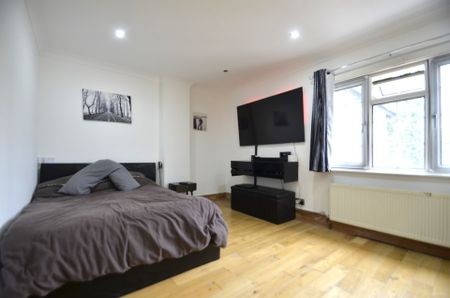 4 bedroom Detached house to rent - Photo 5