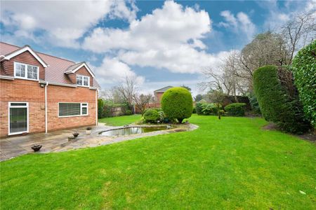 A spacious five bedroom family home ideally positioned in a cul-de-sac. - Photo 2