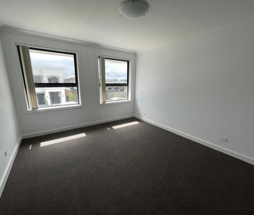 Stunning Brand New 4-Bedroom Family Home in Gregory Hills – Now Ava... - Photo 3