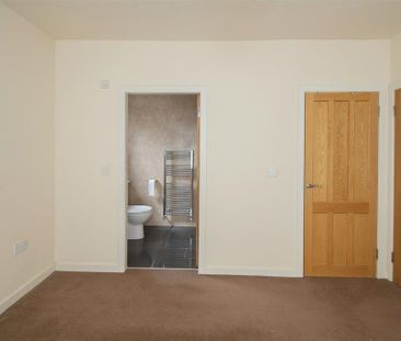 3 bedroom semi-detached bungalow to rent - Photo 4