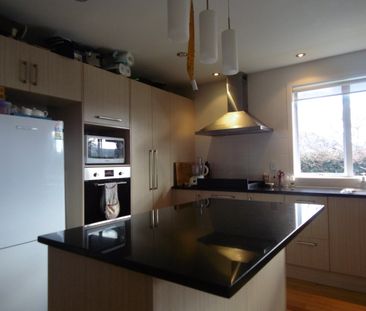 Bright and airy family home - Photo 3