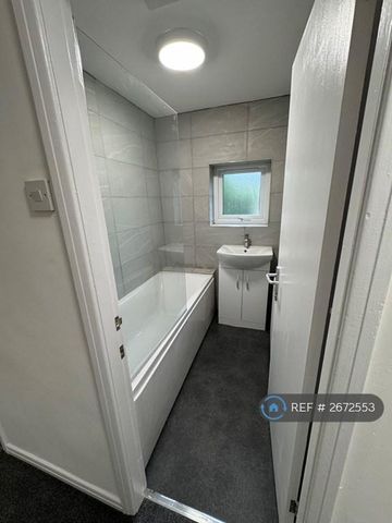 1 bedroom in a house share to rent - Photo 2