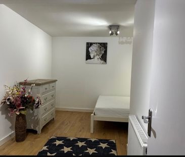 2 Bed Flat, London, SW19 - Photo 4