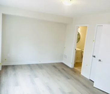 Condo Townhouse For Lease | W9244379 - Photo 3