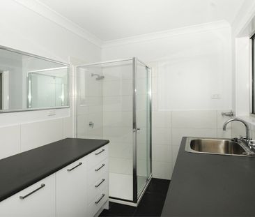 FAMILY HOME WITH DOUBLE GARAGE - Photo 6