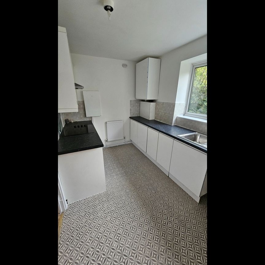 3 Bed Flat, East Ham, E6 - Photo 1