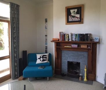 Large Kelburn 1BR Flat - 143 Upland Road - Photo 4