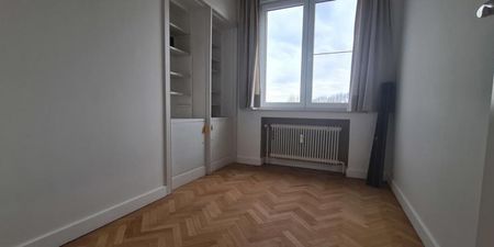 Appartement te huur in Ukkel voor € 2.150 met 3 slaapkamers - Photo 3