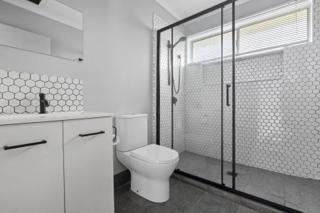 A renovated gem and family home in great location! - Photo 2