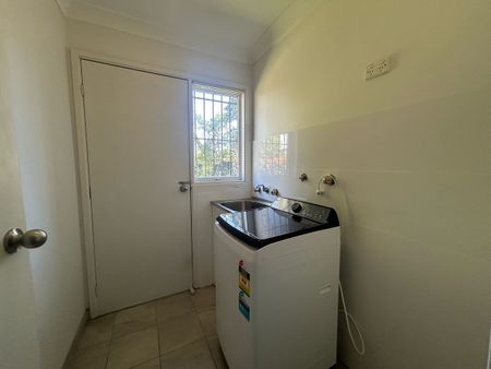 Cozy Family Home in a Hassle Free Location! - Photo 3