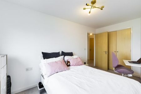 2 bedroom Flat To Let - Photo 4