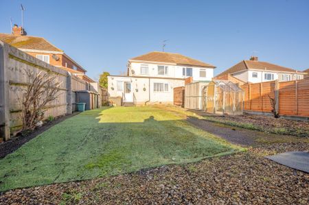 3 bedroom semi-detached house - Photo 3