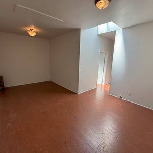 2 Bedroom Apartment in Chinatown- No laundry/No parking - Photo 2