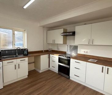 3 bedroom semi-detached house to rent - Photo 6