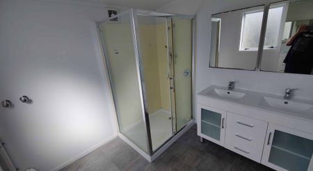 Hamilton East 4 Bedrooms, Lawns mowed - Photo 4