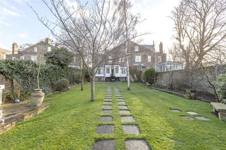 An impressive seven bedroom Grade II listed house on Richmond Green with off-street parking - Photo 4