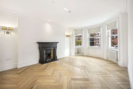 A refurbished top floor Penthouse in this impressive red brick mansion block. - Photo 2