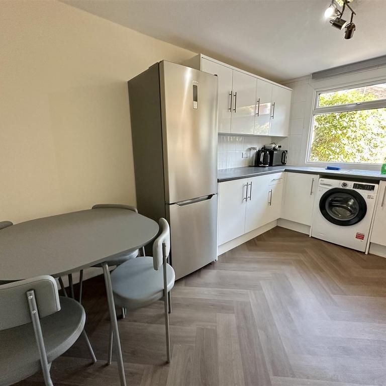 1 bedroom in a house share to rent - Photo 1