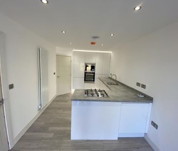 4 bedroom semi-detached house to rent - Photo 5