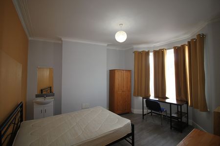 8 Bed Terraced House, Livingstone Road, SO14 - Photo 5