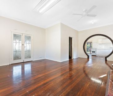 Large family home in great location: 2 Bedrooms plus Sunroom, Games... - Photo 2