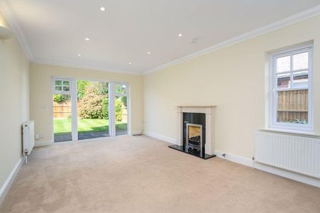 4 bedroom detached house to rent - Photo 2