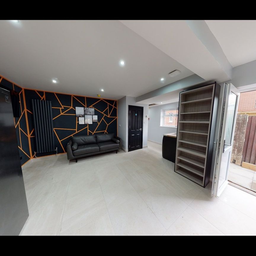 5 Bed Semi-Detached House, Charter Avenue, CV4 - Photo 1