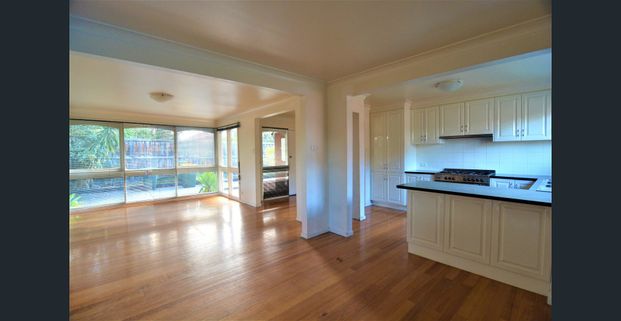 Family Home in Prime Location! - Photo 1