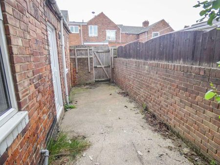 2 bed terraced house to rent in DH4 - Photo 3