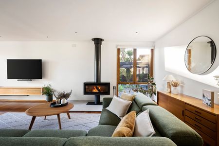 Elegant Family Living with Pool in Prime Kennington Location - Photo 4