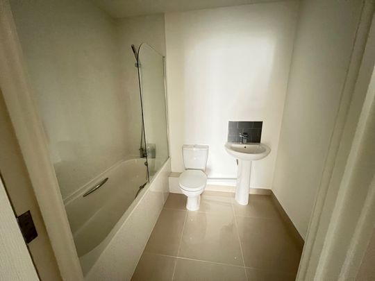 Modern 2-Bedroom, 2-Bathroom Student Apartment in Portswood, Southampton - Photo 1