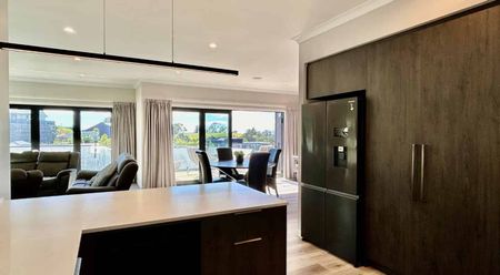 Executive Family Home with Stunning Views - Photo 2