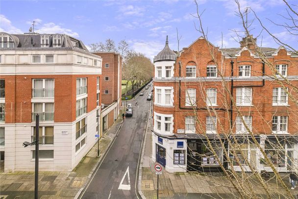 A bright and spacious , newly redecorated 2 bedroom, 2 bathroom apartment with parking and concierge. - Photo 1