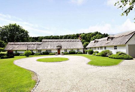 A beautifully presented thatched cottage finished to an exceptionally high standard in a prime area of outstanding natural beauty - Photo 5