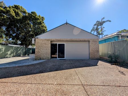 Fully Furnished Home, a short walk to Lake MacQuarie & Cams Wharf Tavern - Photo 5