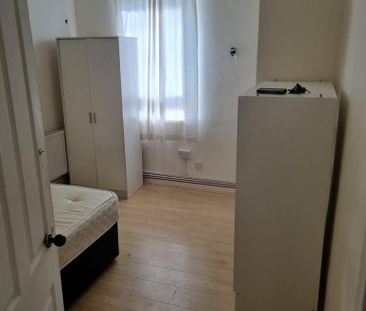 1 bedroom in a flat share to rent - Photo 3