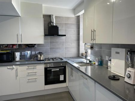 4 bedroom private hall to rent - Photo 5