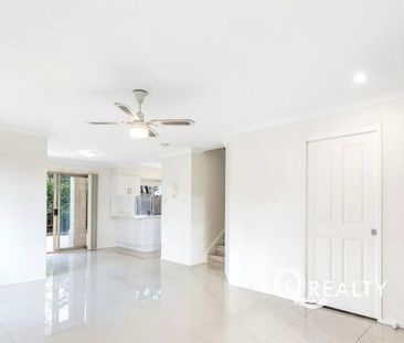 BEAUTIFUL 3 BEDROOM TOWNHOUSE - WATER INCLUDED - Photo 1