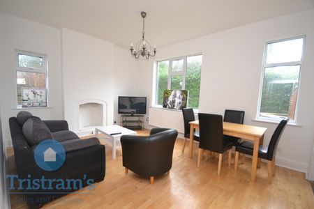 References Pending - 4 bed Semi-Detached House - Photo 2