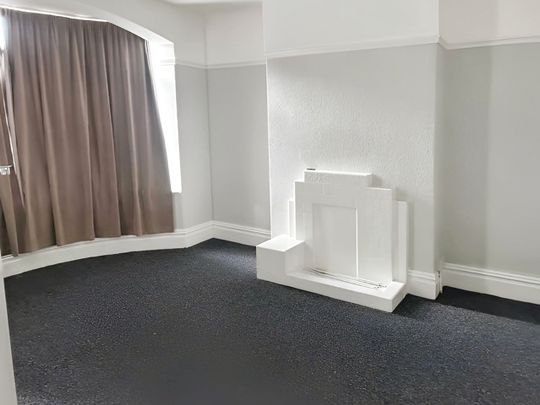 3 Bed Semi-Detached House, Sandhurst Drive, IG3 - Photo 1