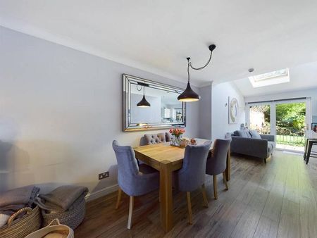 4 bedroom semi-detached house to rent - Photo 4