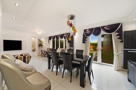 5 bedroom detached house to rent - Photo 2