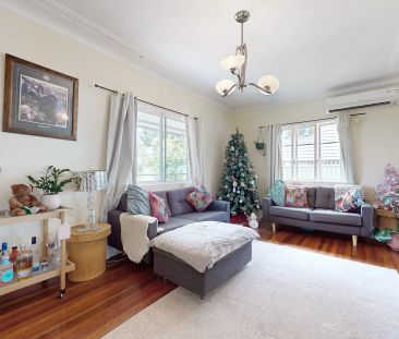 Charming Three Bedroom Home with Modern Amenities - Photo 2